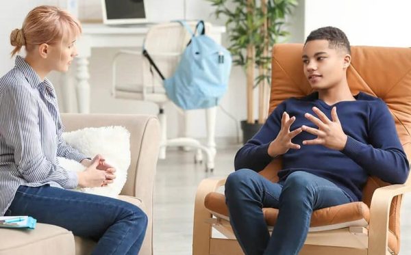 A teen talking with a psychotherapist.